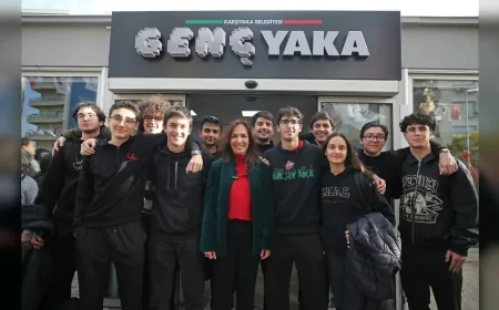 Karşıyaka Belediyesi'nin Genç Yaka Kafe ve Gençlik Merkezi gençleri sosyal alanlarda buluşturuyor