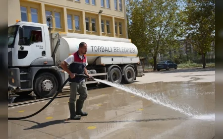 Torbalı Belediyesi hafta sonu sahaya indi, ilçede üstyapıdan okul bahçelerine çalışma sürüyor