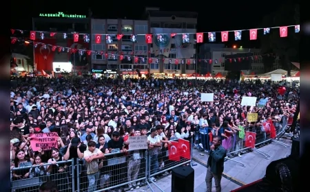 Manisa Büyükşehir Belediyesi ve Alaşehir Belediyesi’nin düzenlediği konserde Merve Özbey, kurtuluşun 104. yıl dönümünde Alaşehirlilerle buluştu