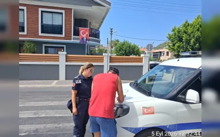 Marmaris’te çöp konteyneri yanına moloz döken kişiye kamera tespitiyle idari yaptırım uygulandı
