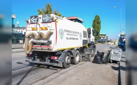 Etimesgut Belediyesi Şaşmaz Oto Sanayi’nde hurda ve molozları temizleyerek yolları yıkadı