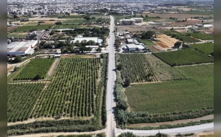Manisa Büyükşehir Belediyesi, Muradiye’de Çullu Caddesi’ni Yuntdağı’na bağlayan yolda çift kat sathi kaplama çalışması başlattı