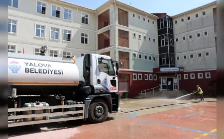 Yalova Belediyesi yeni eğitim dönemi öncesi okul bahçelerinde temizlik çalışmalarını hızlandırdı
