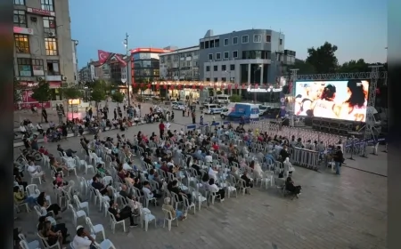 Maltepe’de Filenin Sultanları’nın yarı final sevinci dev ekranda yüzlerce vatandaşla yaşandı
