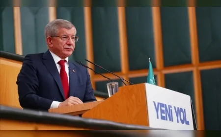 Eski Başbakan Ahmet Davutoğlu: “Hakaret etmedim; hesap sordum, aşağılamadım; eleştirdim”