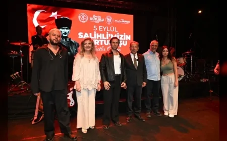 Salihli’nin Kurtuluşunun 104. Yılında Atatürk Kent Meydanı’nda Adamlar Coşkusu