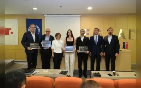 İzmir’de aile şirketlerinin markalaşma yolculuğu geçmişten geleceğe marka değeri odağında ele alındı