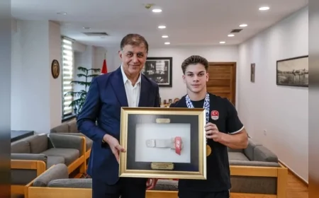 İzmir Büyükşehir Belediye Başkanı Dr. Cemil Tugay: “Başarılı sporcularımız için üzerimize düşeni yapmaya hazırız”