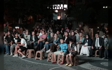Düzce Belediyesi’nin Açık Hava Sinema Akşamları Konuralp’te “Konuralp Antik Kenti Bugüne Bakıyor” Belgeseliyle Sürdü