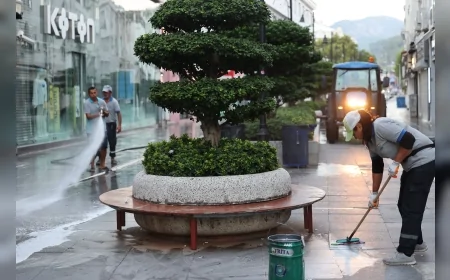 Marmaris Belediyesi ekipleri Sevgi Yolu’nda sabahın erken saatlerinde kapsamlı temizlik ve yıkama çalışması yaptı
