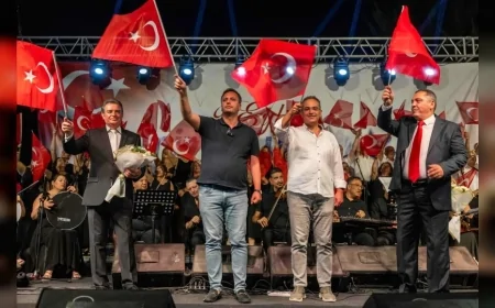 Bornova’da 9 Eylül coşkusu Büyükpark’ı sardı, Atatürk’ün sevdiği şarkılar binlerce kişiyle seslendirildi