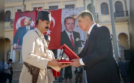 İzmir’in kurtuluşunun 104’üncü yılında tarihi bayrak töreni Süvari Birlikleri ile yeniden canlandırıldı