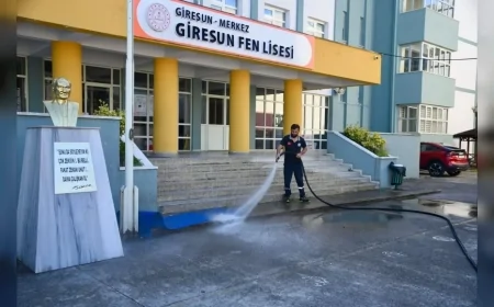 Giresun Belediyesi, Yeni Eğitim Yılı Öncesi Okul Bahçelerini Tazyikli Suyla Yıkıyor