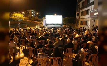 Denizli Büyükşehir Belediyesi’nin “Köyümde Sinema Günleri” projesi Çivril’de nostalji rüzgarını yeniden estirdi