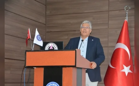 Ege Üniversitesinde İzmir’in kurtuluşunun 104. yılı anıldı: “Türk milletinin kendi azminin zaferidir”