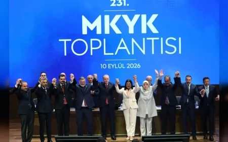 Foça Belediye Başkanı Saniye Bora Fıçı AK Parti’ye katıldı, rozetini Cumhurbaşkanı Erdoğan taktı