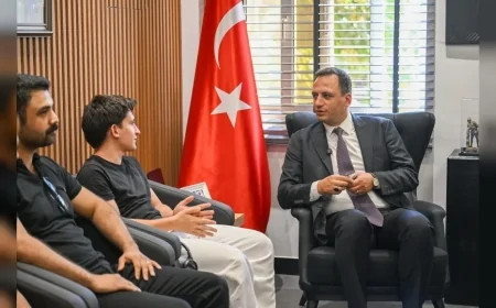 Bornova Belediye Başkanı Ömer Eşki: “Sanat yolculuğunda her zaman gençlerimizin yanındayız”