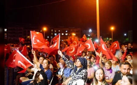 Seferihisar’ın Kurtuluşunun 104. Yılı Niran Ünsal Konseriyle Coşkuyla Kutlandı