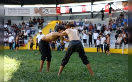 İshakçılar Er Meydanı’nda yağlı güreş heyecanı alt boy müsabakalarıyla başladı