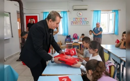Efeler Belediye Başkanı Anıl Yetişkin, yeni eğitim yılının ilk gününde minik öğrencilerle aynı sırada buluştu