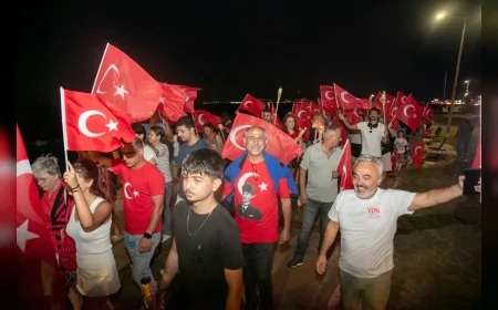 Güzelbahçe’de 30 Ağustos coşkusu: Zafer Korteji’nde yüzlerce kişi Türk bayraklarıyla yürüdü