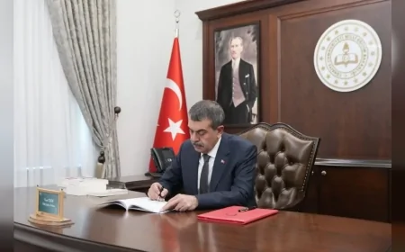 Millî Eğitim Bakanı Yusuf Tekin: “İyi ki varsınız, iyi ki evlatlarımızın ellerinden sımsıkı tutuyorsunuz”
