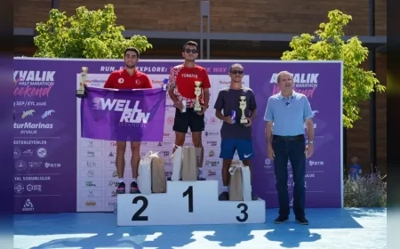Ayvalık’ın kurtuluş coşkusu parkura taşındı, yarı maratonun şampiyonları ödüllerini aldı