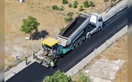Efeler Belediyesi Güzelhisar Mahallesi Yedi Eylül Caddesi’nde ikinci kat sıcak asfalt çalışmalarını sürdürüyor