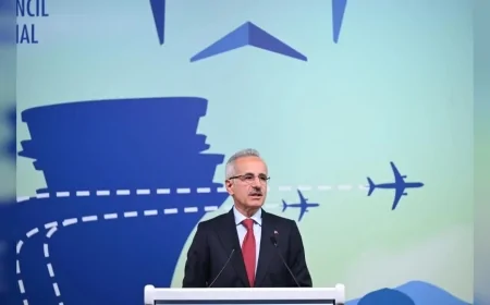 Ulaştırma ve Altyapı Bakanı Abdulkadir Uraloğlu: “52 havalimanımızın interaktif haritalarıyla yolcularımız uçuş kapılarına kadar rota oluşturabiliyor”