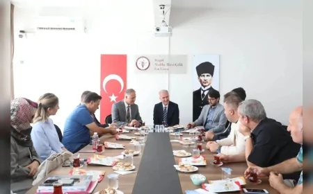İnegöl Belediye Başkanı Alper Taban Mediha Hayri Çelik Fen Lisesi’nde semt sahası çalışmalarını inceledi