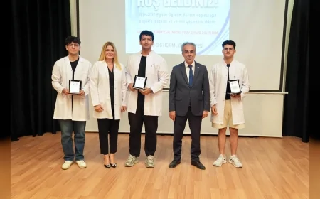 Ege Üniversitesi Diş Hekimliği Fakültesinde Yeni Öğrenciler Beyaz Önlüklerini Giyerek Hekimlik Yolculuğuna Başladı
