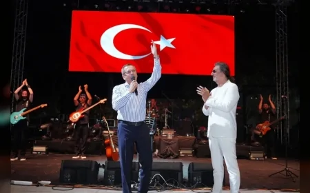 Çelik, Ayvalık’ın kurtuluşunun 104. yıl dönümü kutlamalarında 5 bin kişiye konser verdi