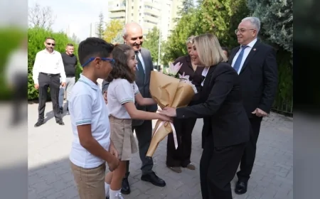 Etimesgut Belediyesi Başkan Vekili Seda Dilber, yeni eğitim yılının ilk gününde öğrencilerin heyecanına ortak oldu