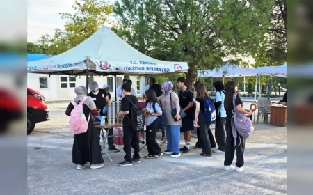 Denizli Büyükşehir Belediyesi öğrencileri okul yolunda sıcak simit, çay ve çorbayla karşıladı