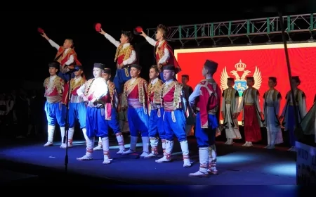Sarımsaklı Sahili’nde 24. Trophy Festivali’nde 5 ülkeden 300 dansçı kültürleri halk oyunlarıyla buluşturdu