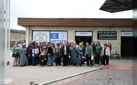 Manisa’da Avrupa Hareketlilik Haftası Etkinliği: 60 Vatandaş Kula’nın Tarihi ve Doğal Güzelliklerini Yürüyerek Keşfetti