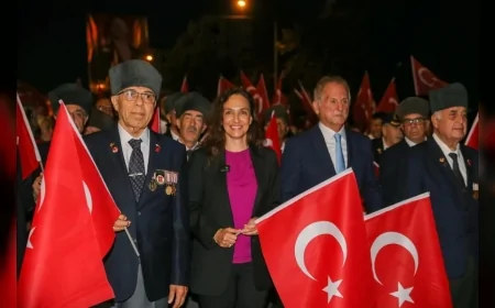 Karşıyaka Belediye Başkanı Yıldız Ünsal: “Atamıza ve kahraman gazilerimize saygımızı hep birlikte ifade edeceğiz”