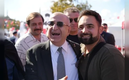 Zafer Partisi Genel Başkanı Prof. Dr. Ümit Özdağ İstanbul Fatih’te parti standını ziyaret ederek vatandaşlarla buluştu