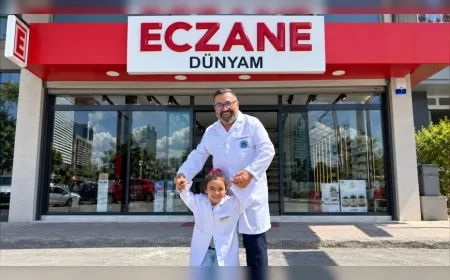 İzmir’de 48 Yıllık Hayal Gerçek Oldu: Eczacı Haydar Koçak Torununun Adını Verdiği Dünyam Eczanesi’ni Açtı
