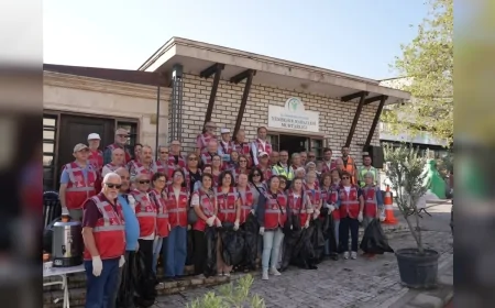 Denizli’de gençler ve büyükler “Yaş Dostu Kent” için temizlik seferberliğinde buluştu