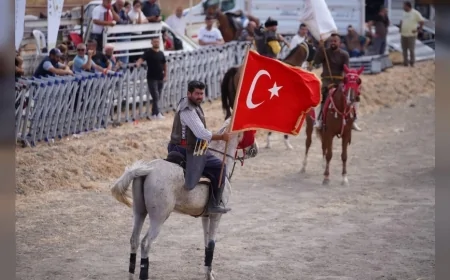 Ayvalık’ın kurtuluşunun 104. yılında rahvan atlar Sarımsaklı’da kıyasıya yarıştı