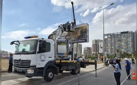 İzmir Büyükşehir Belediyesi: “Karşıyaka’da kaldırılan 20 reklam unsuru muhafaza altına alındı”