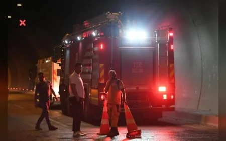 Bayraklı Tünelleri’nde seyir halindeki tır alev aldı, yangın diğer araçlara sıçramadan söndürüldü