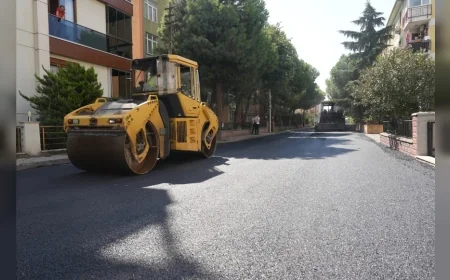 Maltepe Belediyesi Küçükyalı’da Ümit ve Yüksel sokaklarını sıcak asfaltla yeniledi