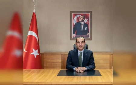 Iğdır Valisi M. Fırat Taşolar eline temizlik ekipmanlarını alarak çalışmalara katıldı