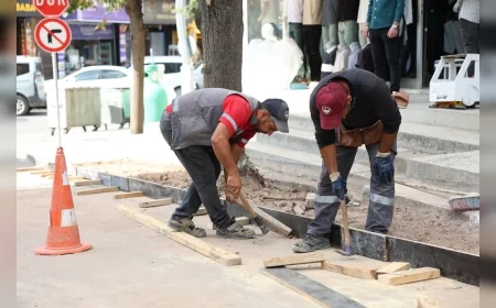 Derince’de Çenedağ ve Sırrıpaşa mahallelerinde üstyapı ve yaya yolu düzenlemeleri sürüyor