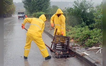 Yalova Belediyesi yağışla birlikte tıkanan rögar ve mazgallara müdahale etti