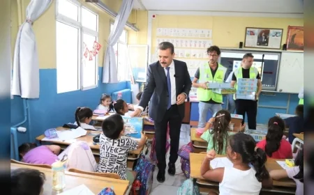 Dikili Belediye Başkanı Adil Kırgöz: “453 çocuğumuzun tamamına eğitim setlerini ulaştırdık”