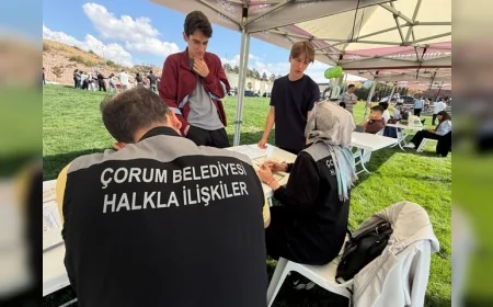 Çorum Belediyesi, Hitit Üniversitesi Kampüslerinde Üniversitelileri Karşılayarak Şehir Hakkında Bilgi Veriyor
