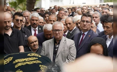İzmir eski Büyükşehir Belediye Başkanı Burhan Özfatura son yolculuğuna uğurlandı